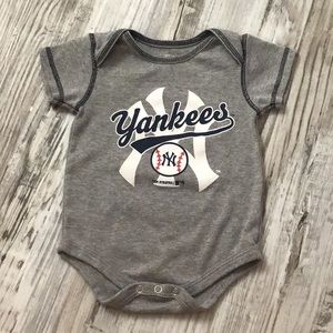 YankeesNew York  onesie 12 month baseball ⚾️ suit so cute for Fans grey …
